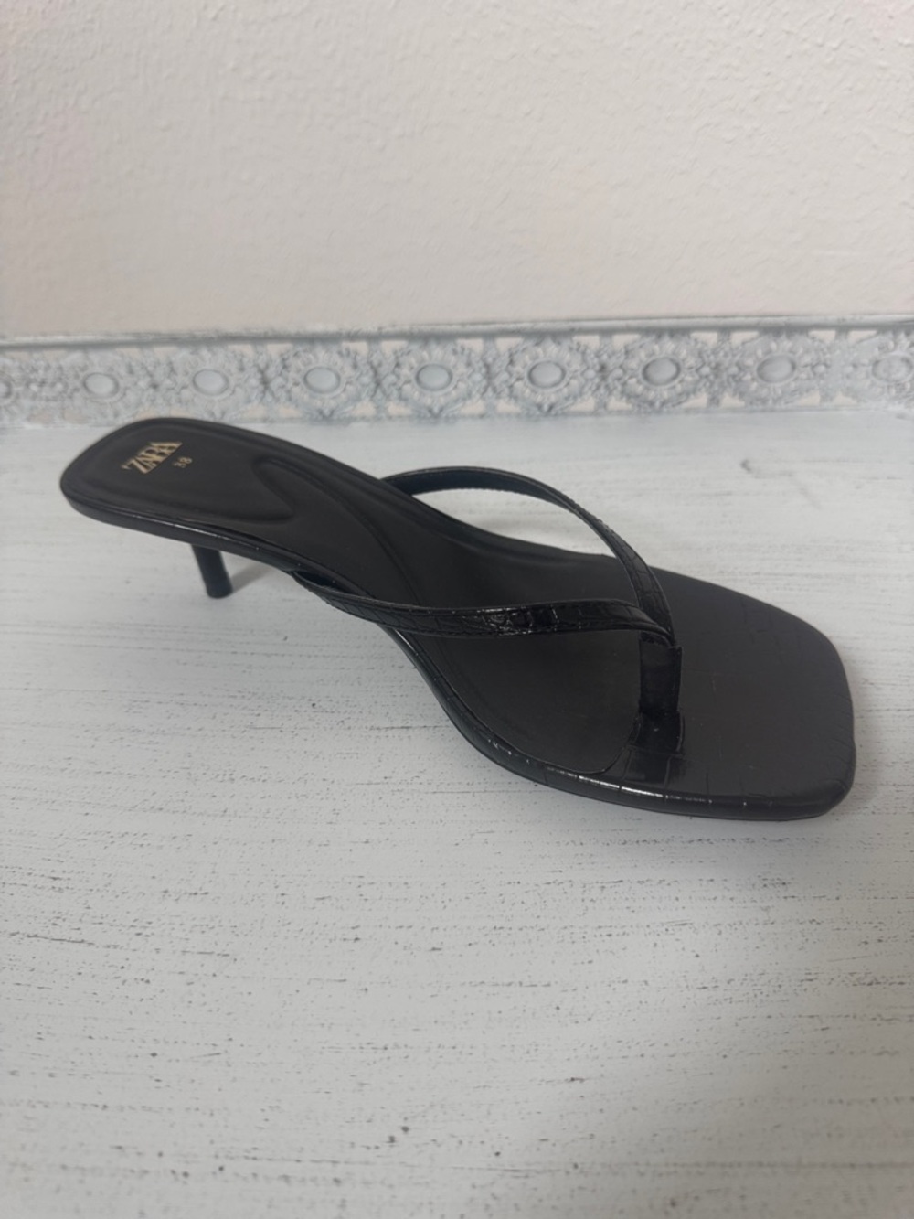 LIKE NEW ❤️Zara Black Patent Thong Kitten Heel Sandal